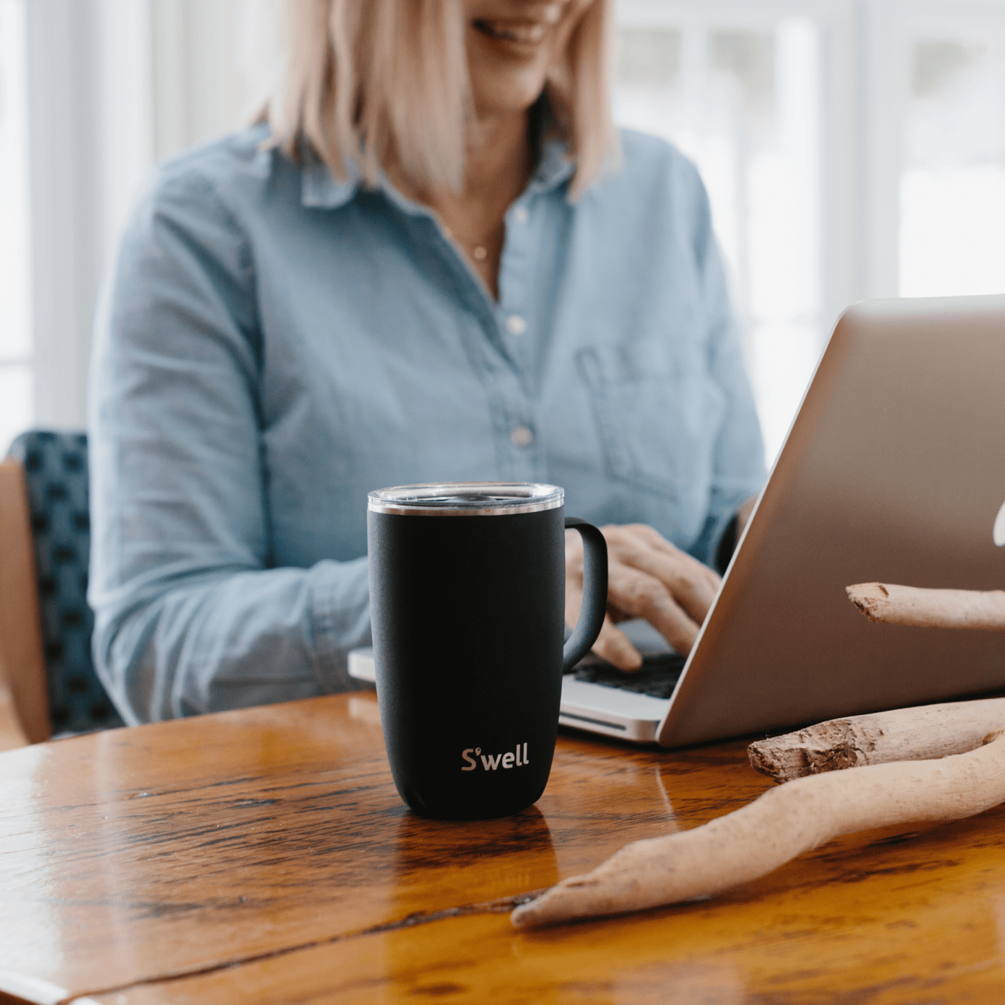 mug-16oz-z2 Swell-16oz-Mug-Onyx-Lifestyle-1.png