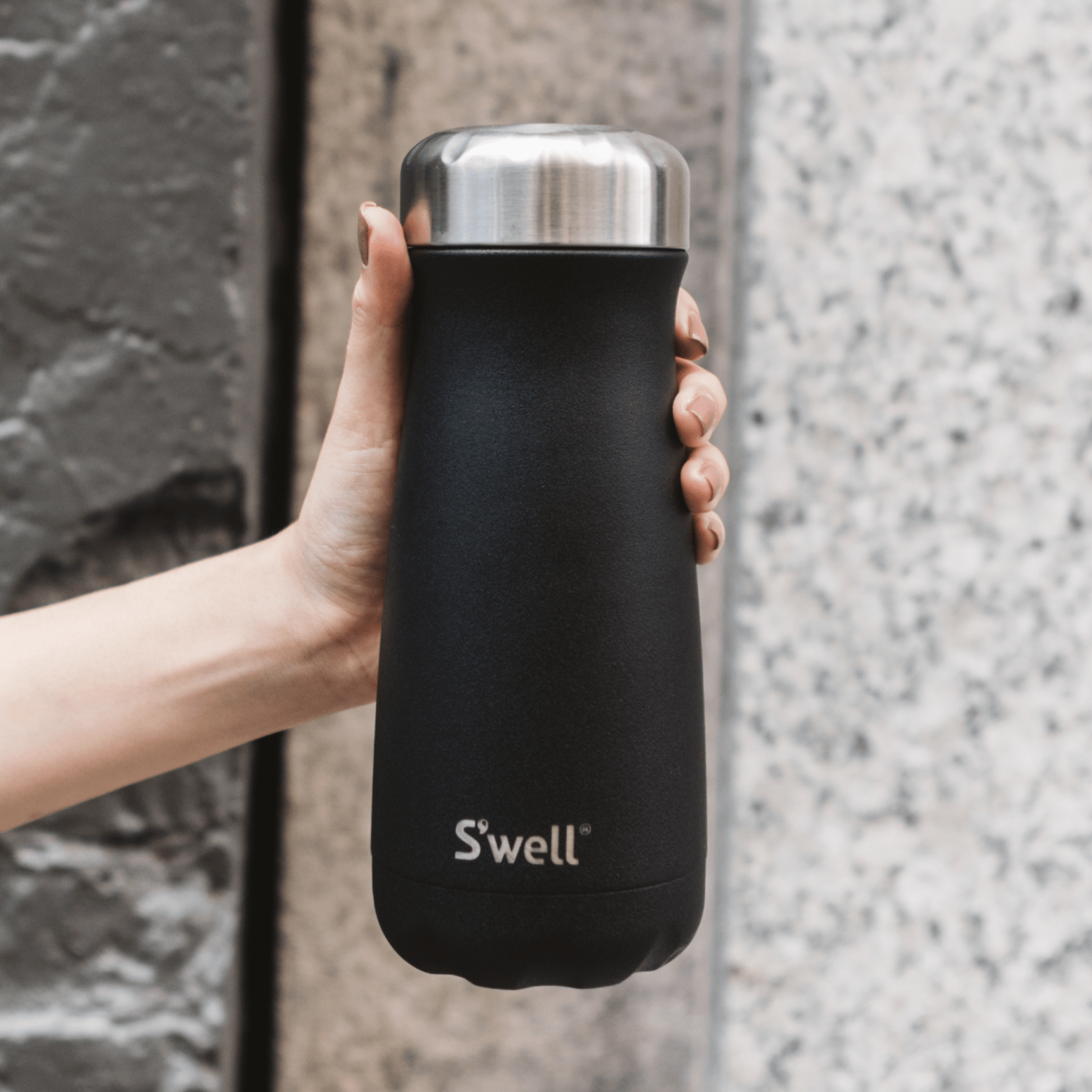 traveler-16oz-w7 Swell-Water-Bottle-Traveler-16oz-Black-Onyx-Lifestyle-1.png