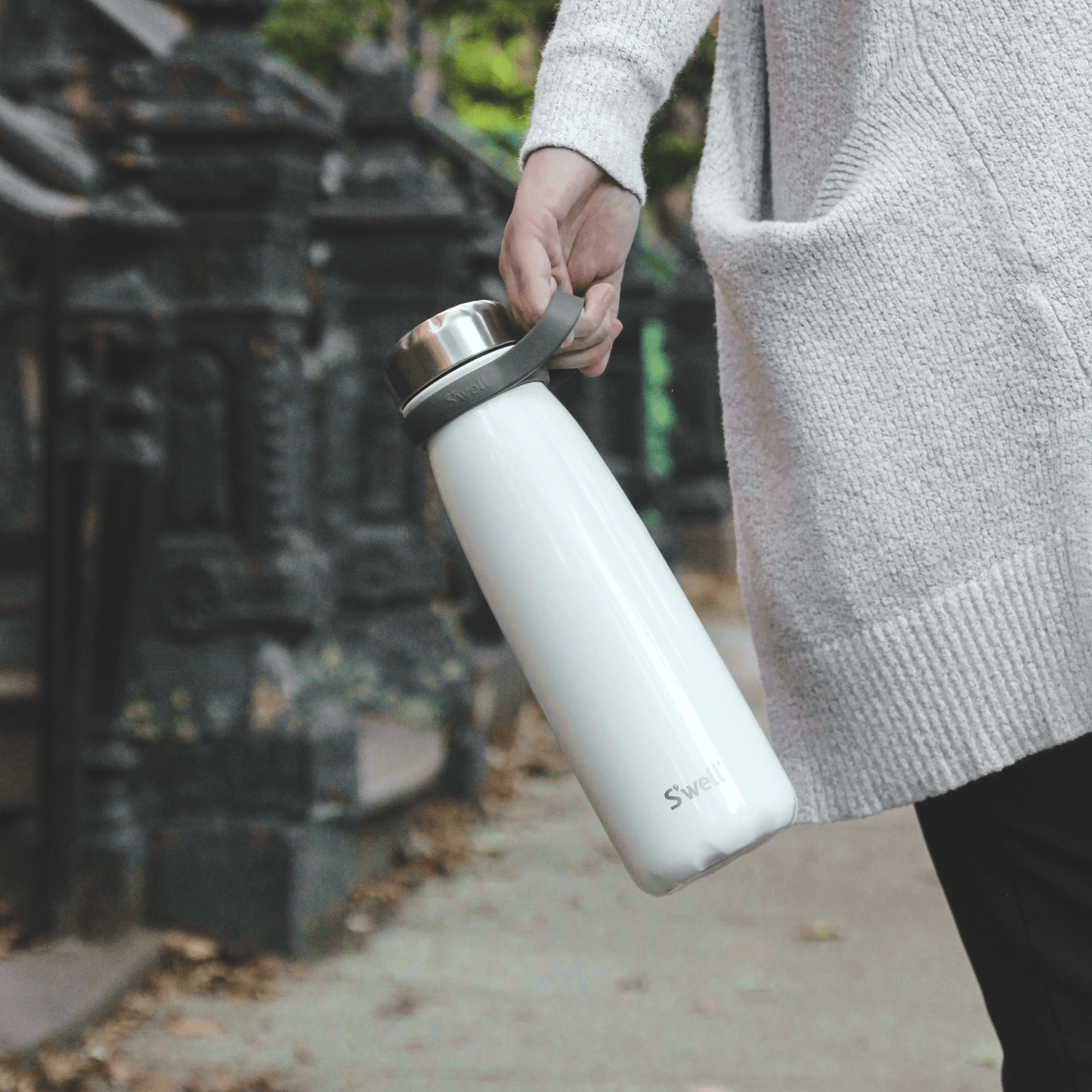 traveler-40oz-z2 Swell-Water-Bottle-Traveler-40oz-White-Angel-Food-Lifestyle-1.png