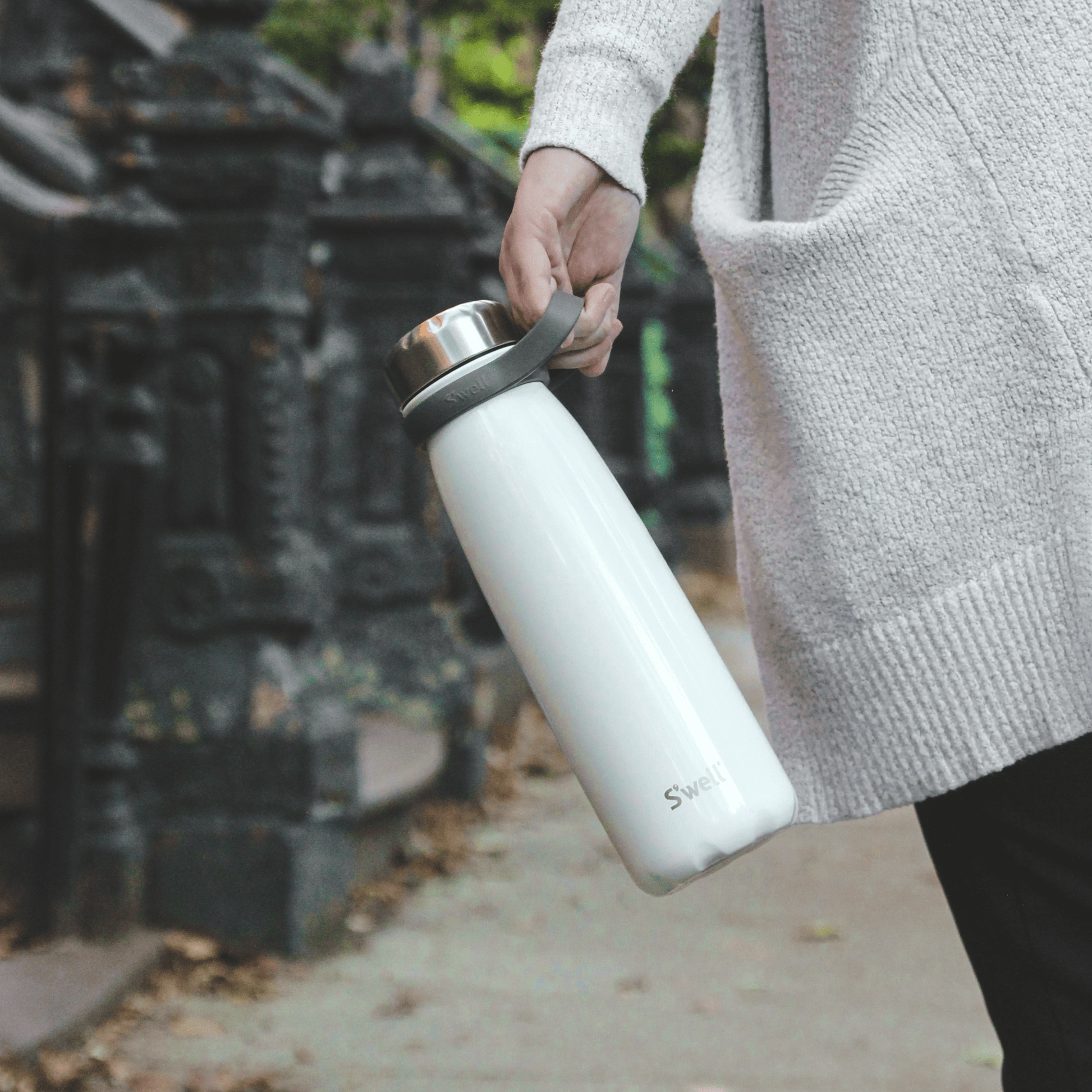 traveler-40oz-z2 Swell-Water-Bottle-Traveler-40oz-White-Angel-Food-Lifestyle-1.png